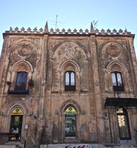 Fronte di Palazzo S.Giacomo su Piazza S. Friscia