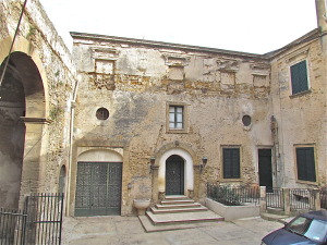 Parte Est del Cortile di Palazzo S.Giacomo, Sciacca.