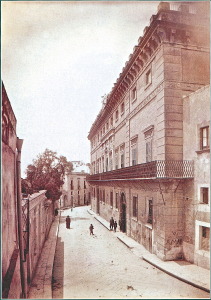 Antica fotografia di Palazzo S.Giacomo. Si notino l'antico portone d'accesso e il giardino, dietro al muro di cinta.