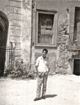 Gaetano Martinez Tagliacia davanti allo scalone, 1960. 