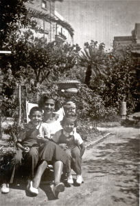 Eugenia, Gaetano e Giovannella Martinez Tagliavia di S.Giacomo nella villa. 1955 circa