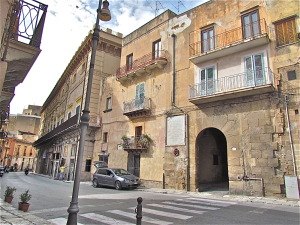L'ingresso del "Cortile Romano" dove abitava Mariano Rossi